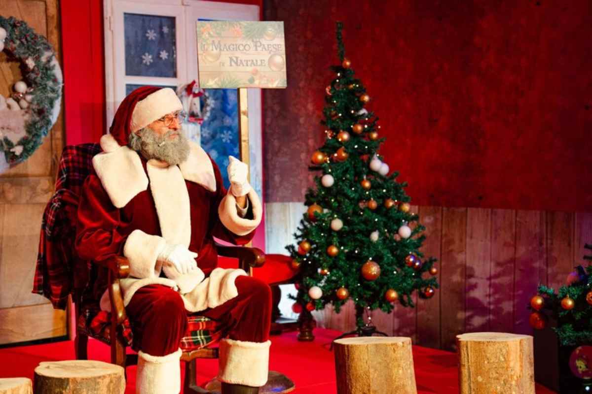 Babbo Natale vicino al tradizionale albero