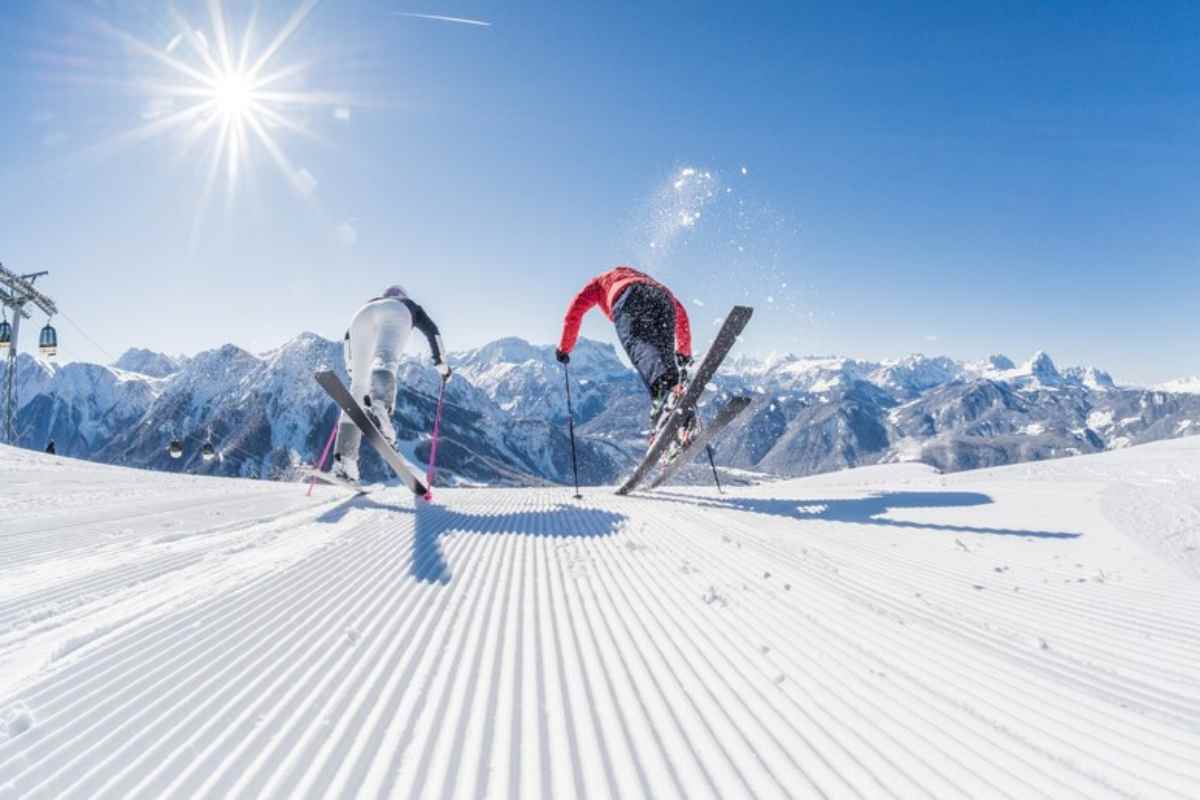 Due sciatori lanciati sulle piste da scii