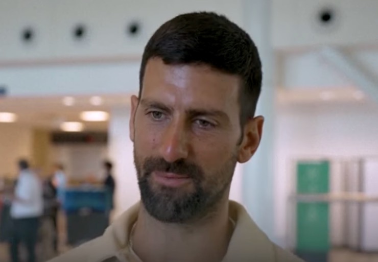 Djokovic intervistato in aeroporto