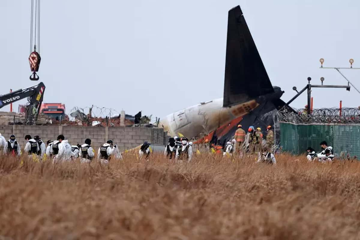 Aereo incendiato, i rottami sulla pista