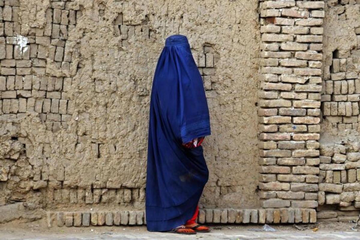 donna afghana con burqa