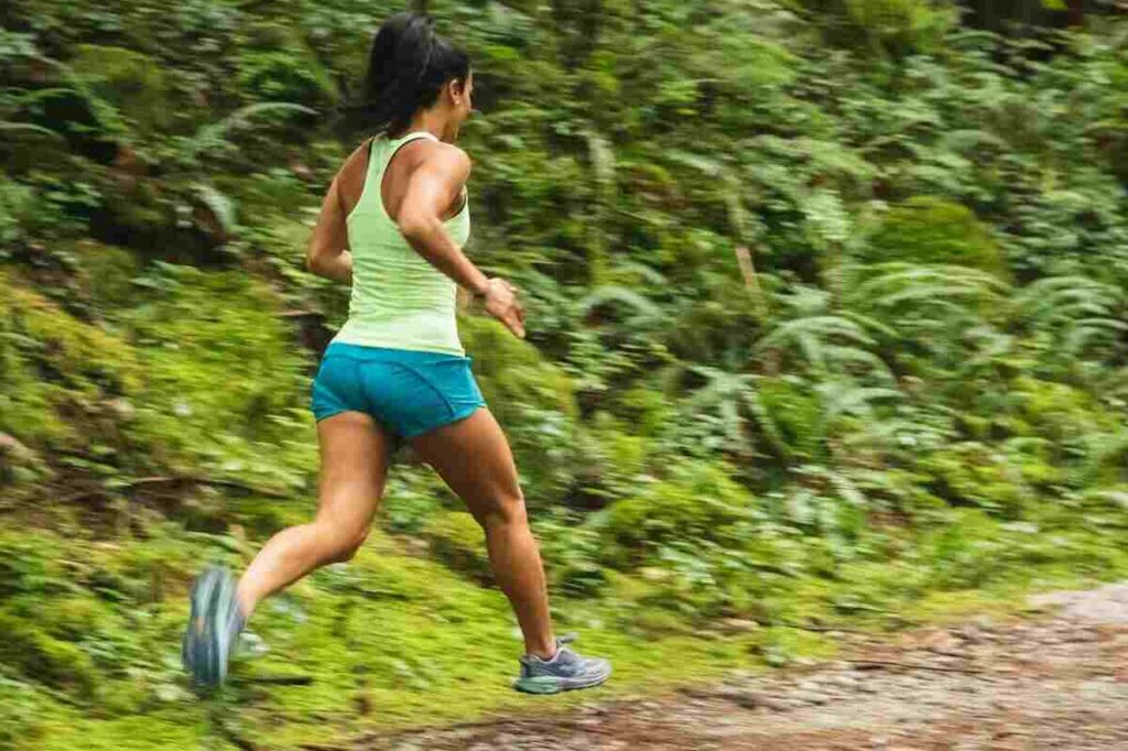 una ragazza che corre in un parco