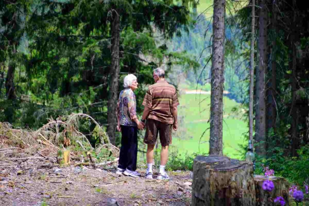 due persone mature fanno una passeggiata nel bosco