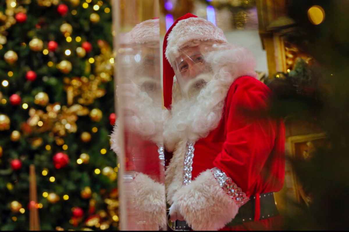 Un uomo vestito da Babbo Natale