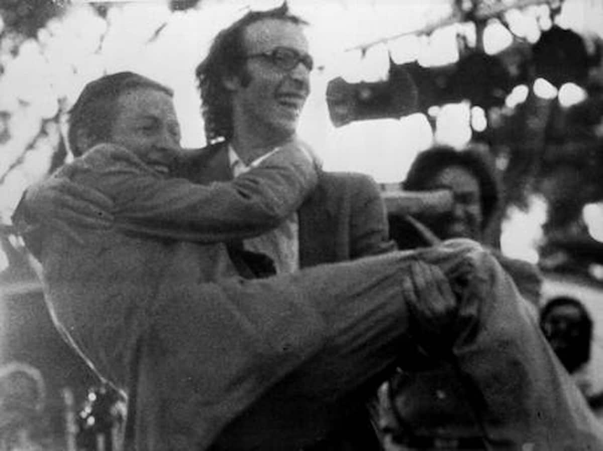 Enrico Berlinguer in braccio a Roberto Benigni