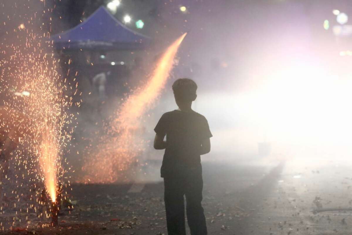 bambino tra i fuochi d'artificio