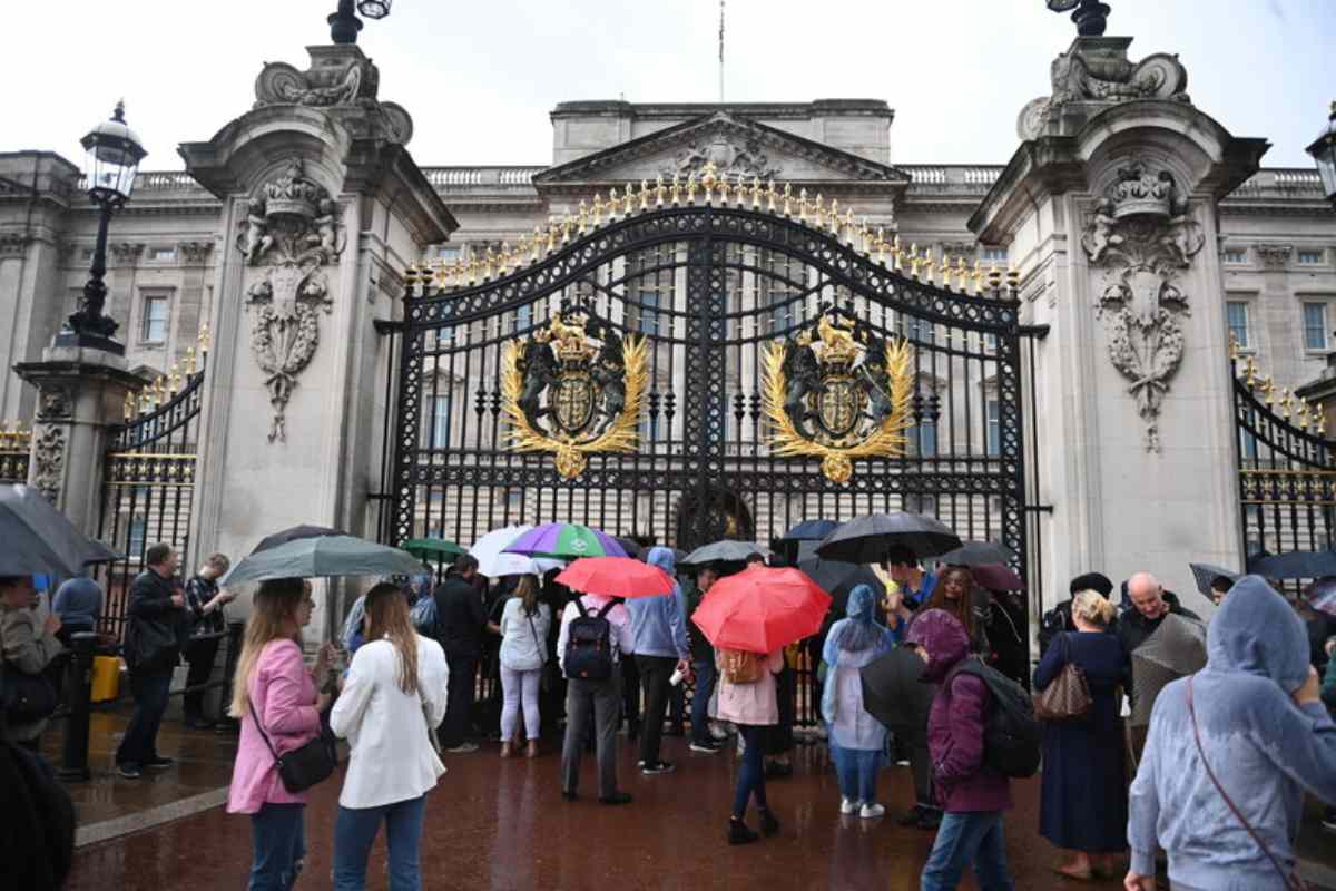 gente fuori buckingham palace