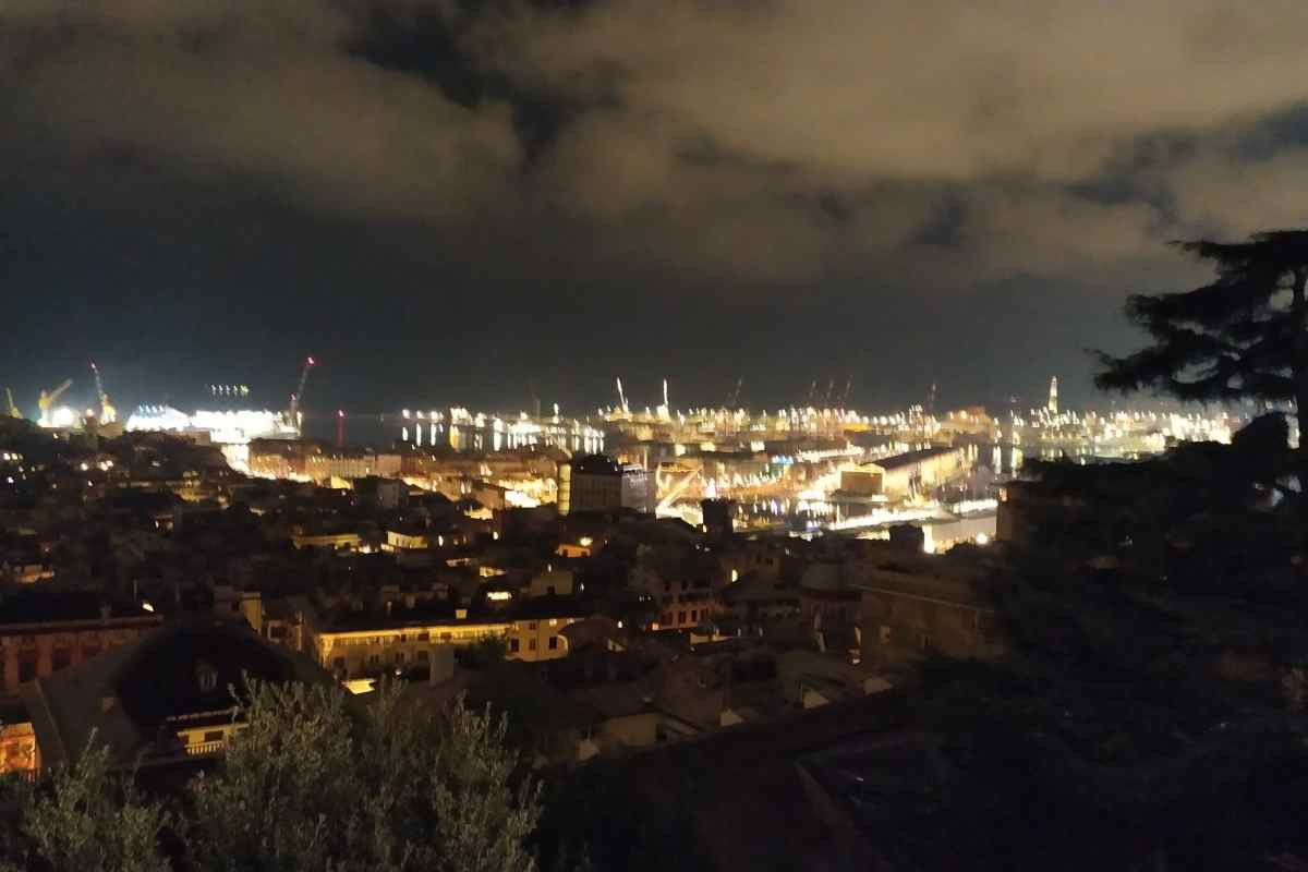 Una visuale notturna di Genova