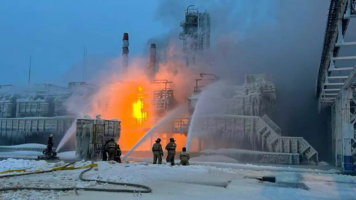 uomo in fiamme, foto di archivio