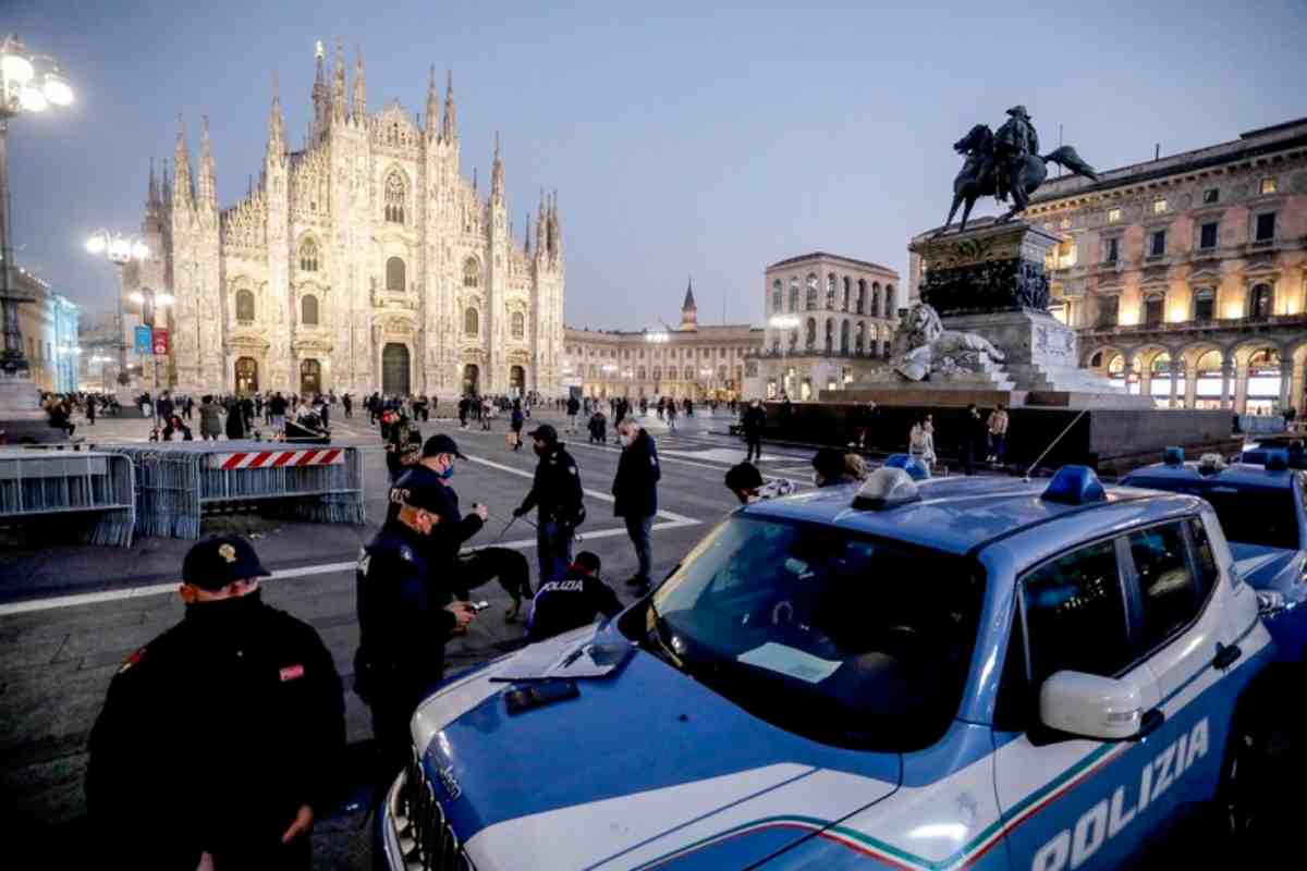 Polizia controlla il Duomo di Milano in vista del Capodanno