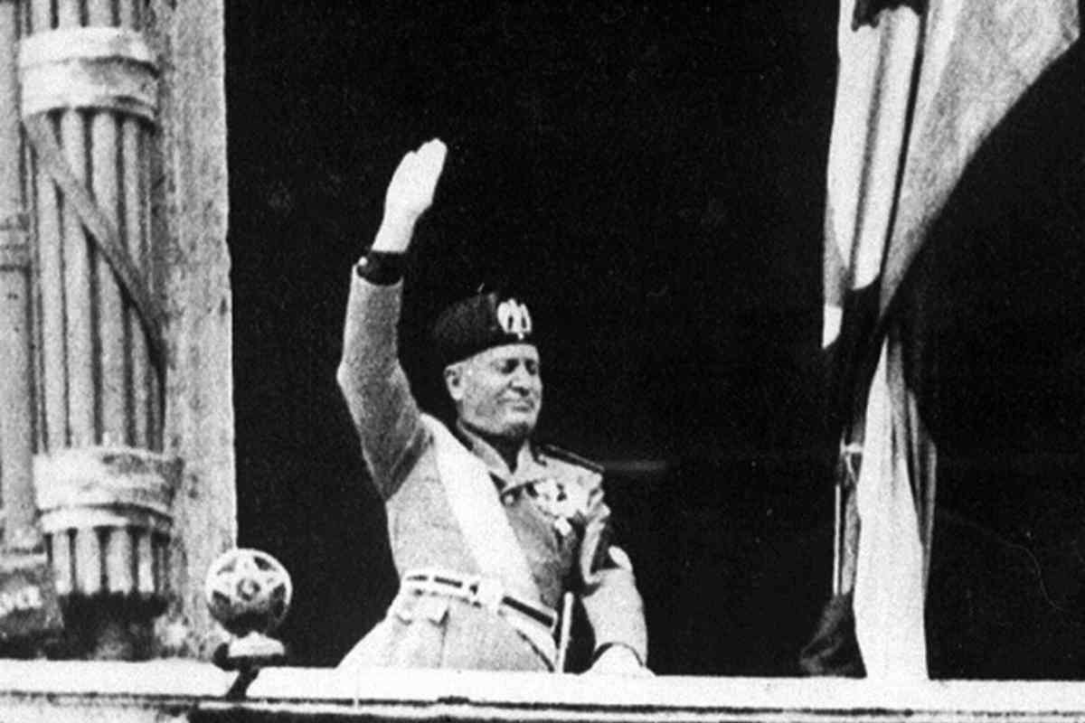 Benito Mussolini fa il saluto romano