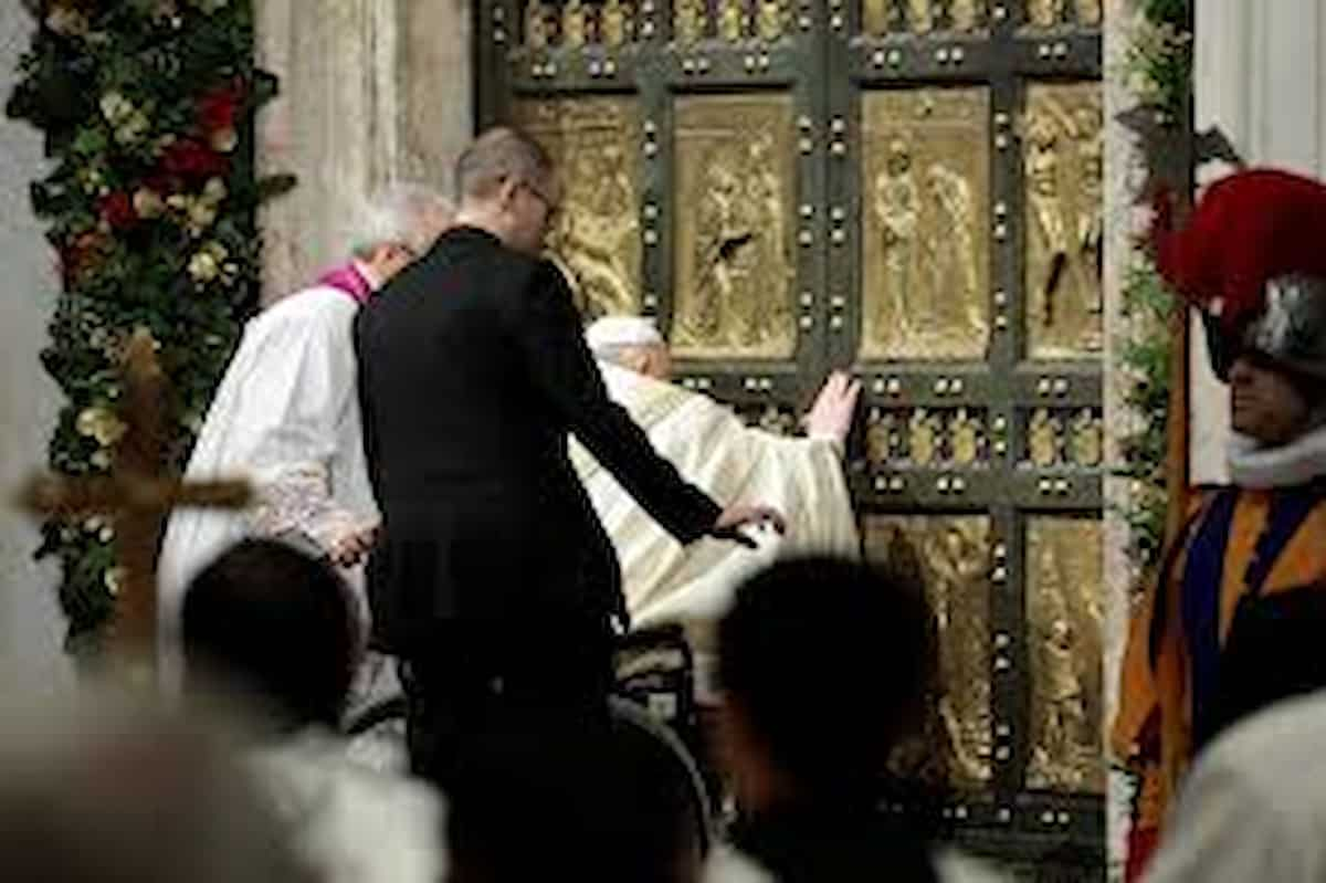 Papa Francesco apre la porta del Giubileo