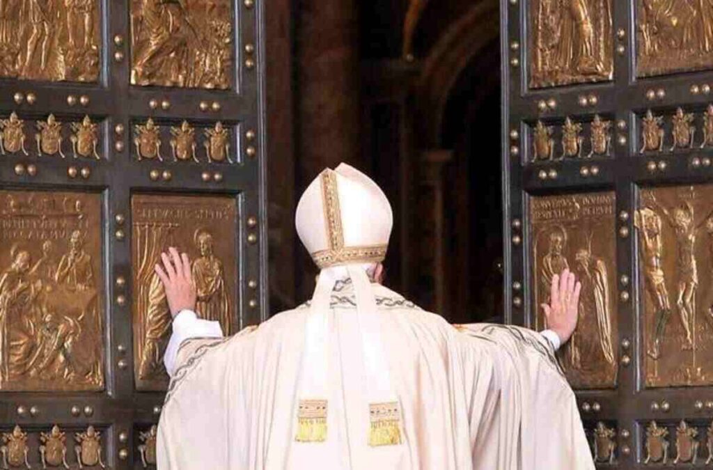 Il Papa apre la Porta Santa