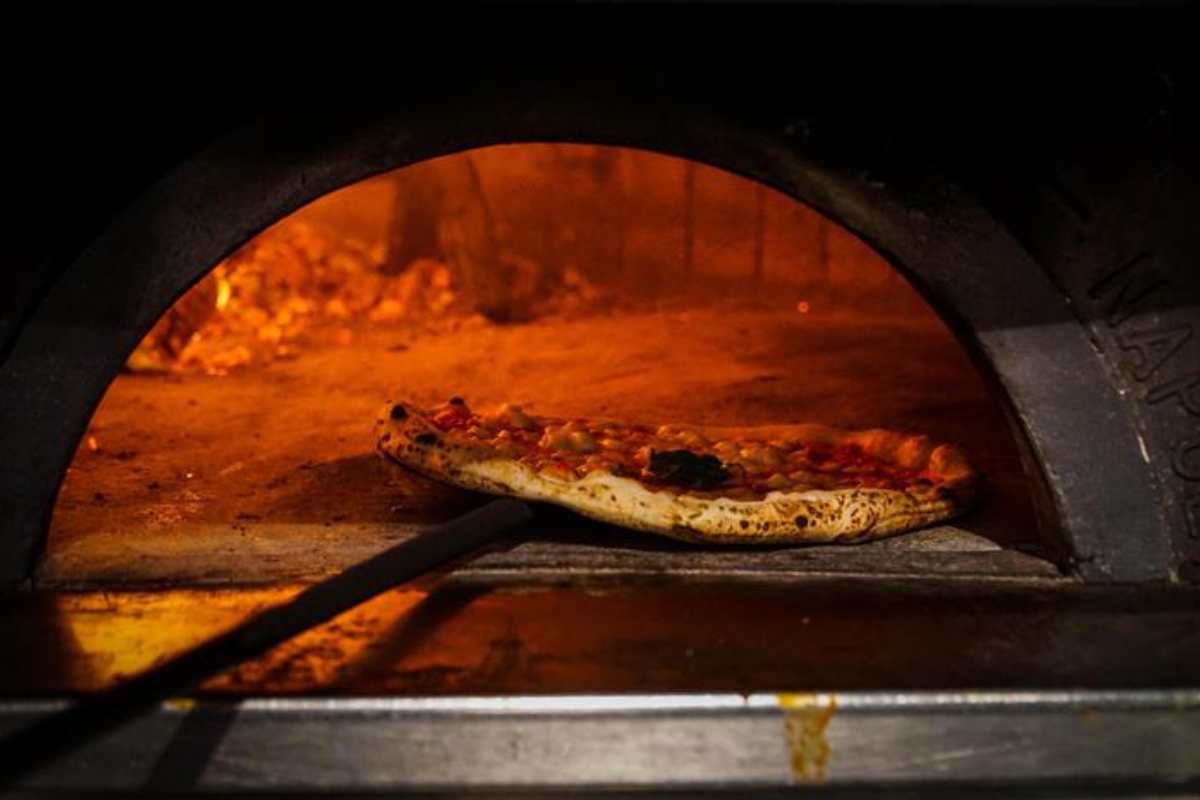 pizza nel forno a legna