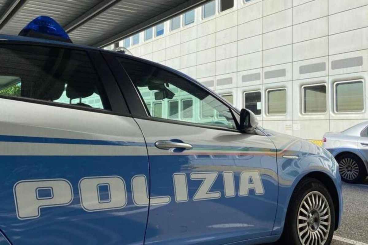 Un'auto della Polizia in servizio