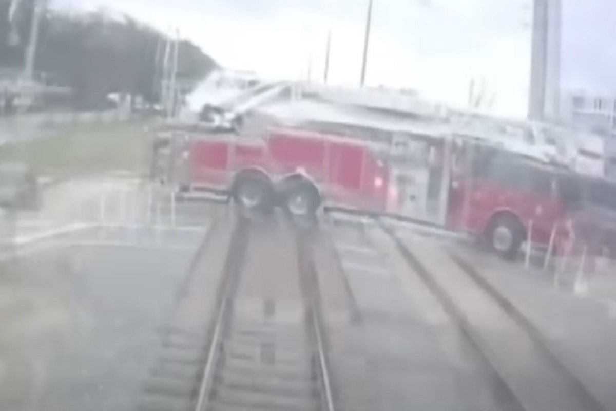 Il camion dei pompieri travolto da un treno in Florida