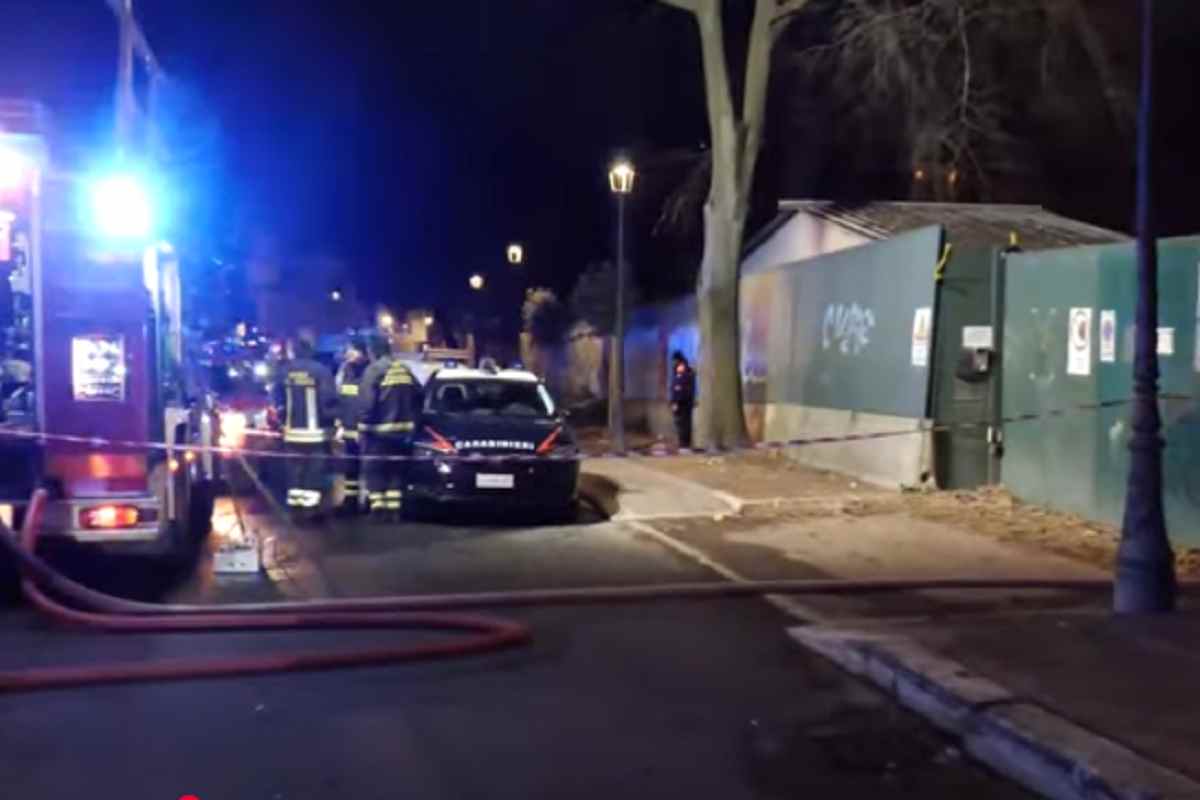 Pompieri e Carabinieri sul posto dell'incendio di Villa Borghese