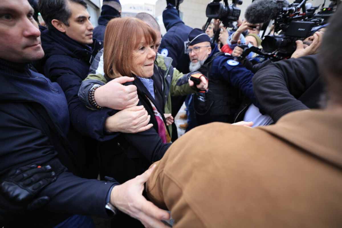 Gisèle Pelicot tra la folla fuori dal tribunale