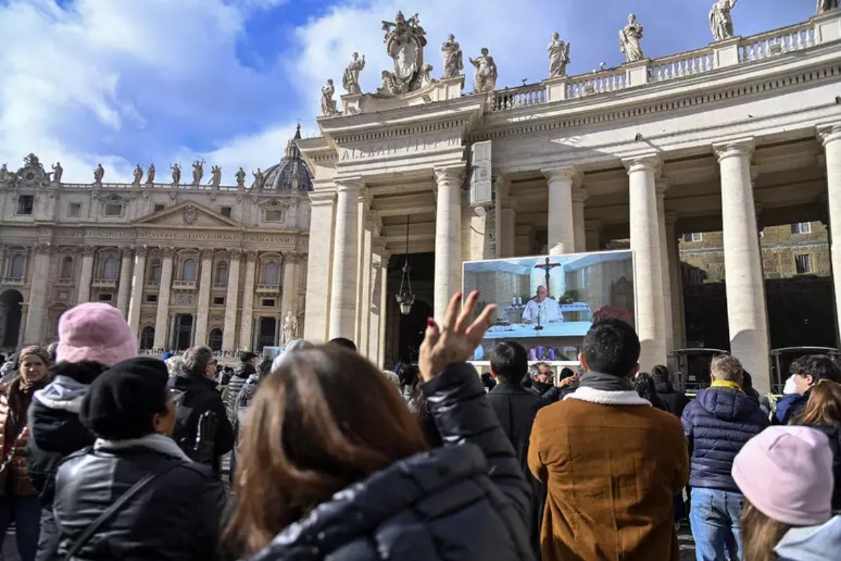 folla a san pietro