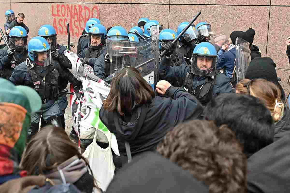 Tafferugli tra polizia e studenti pro palestina durante il corteo davarti al politecnico di via castelfidardo, Torino, 13 Dicembre