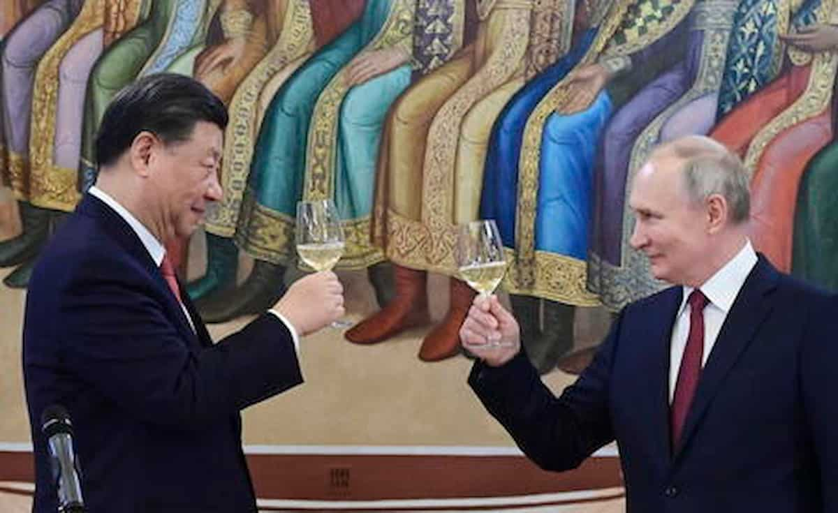 Xi leader della Cina e Putin leader della Russia brindano