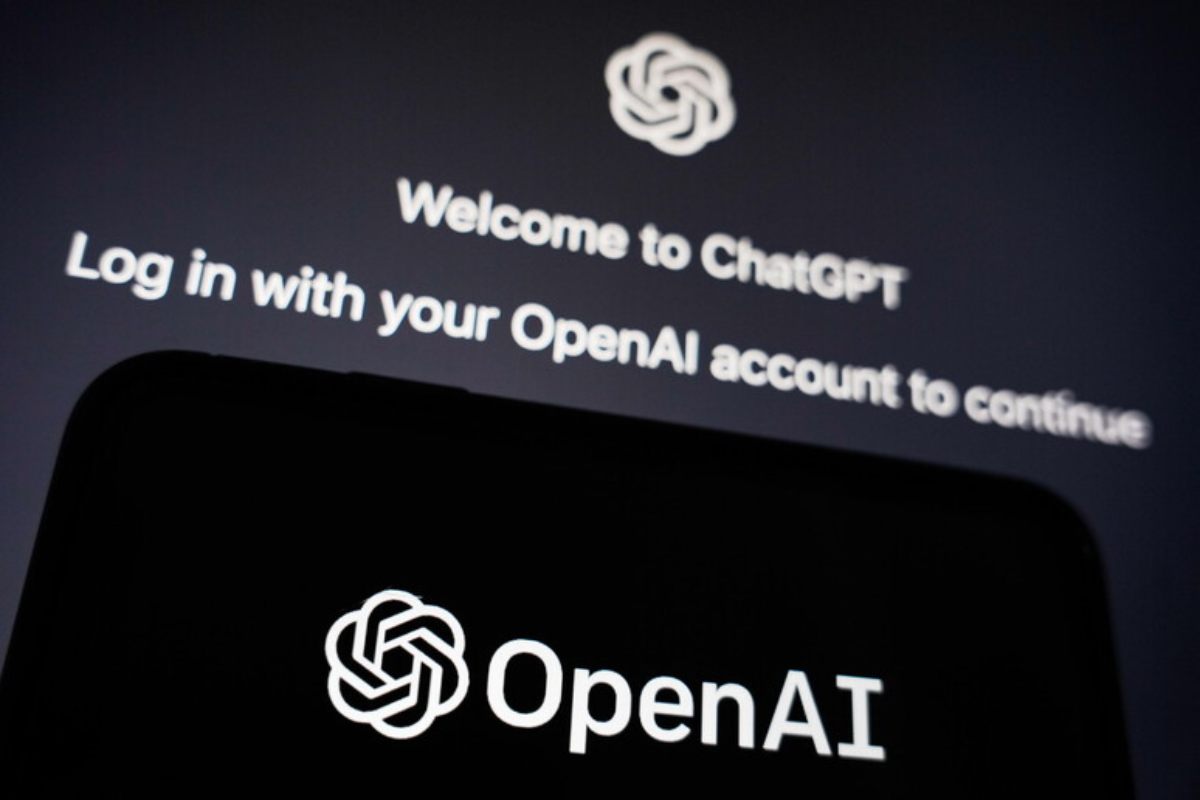 La schermata iniziale di CHatGPT e il logo di OpenAI