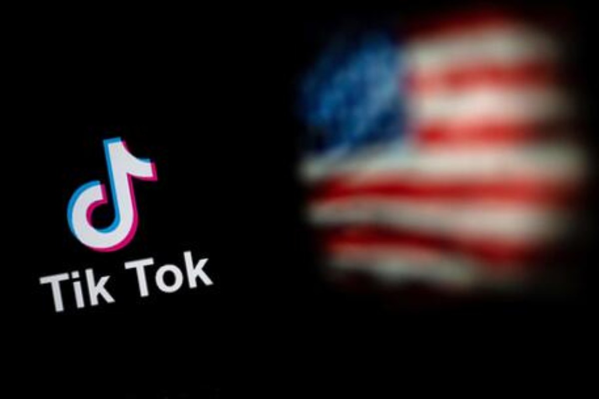 Il logo di TikTok e la bandiera Usa