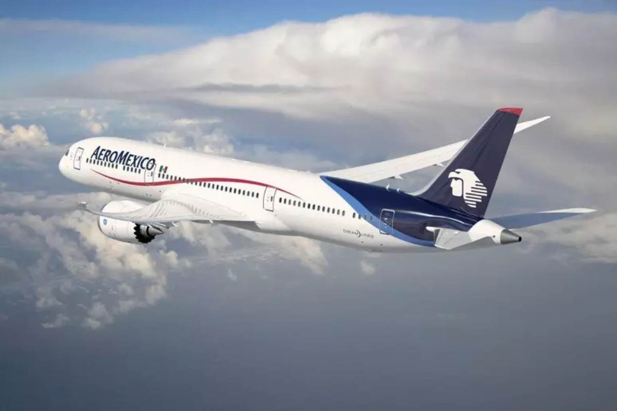 Aereo della compagnia AeroMexico in volo