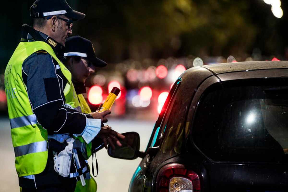 agenti fanno l'alcol test a un guidatore