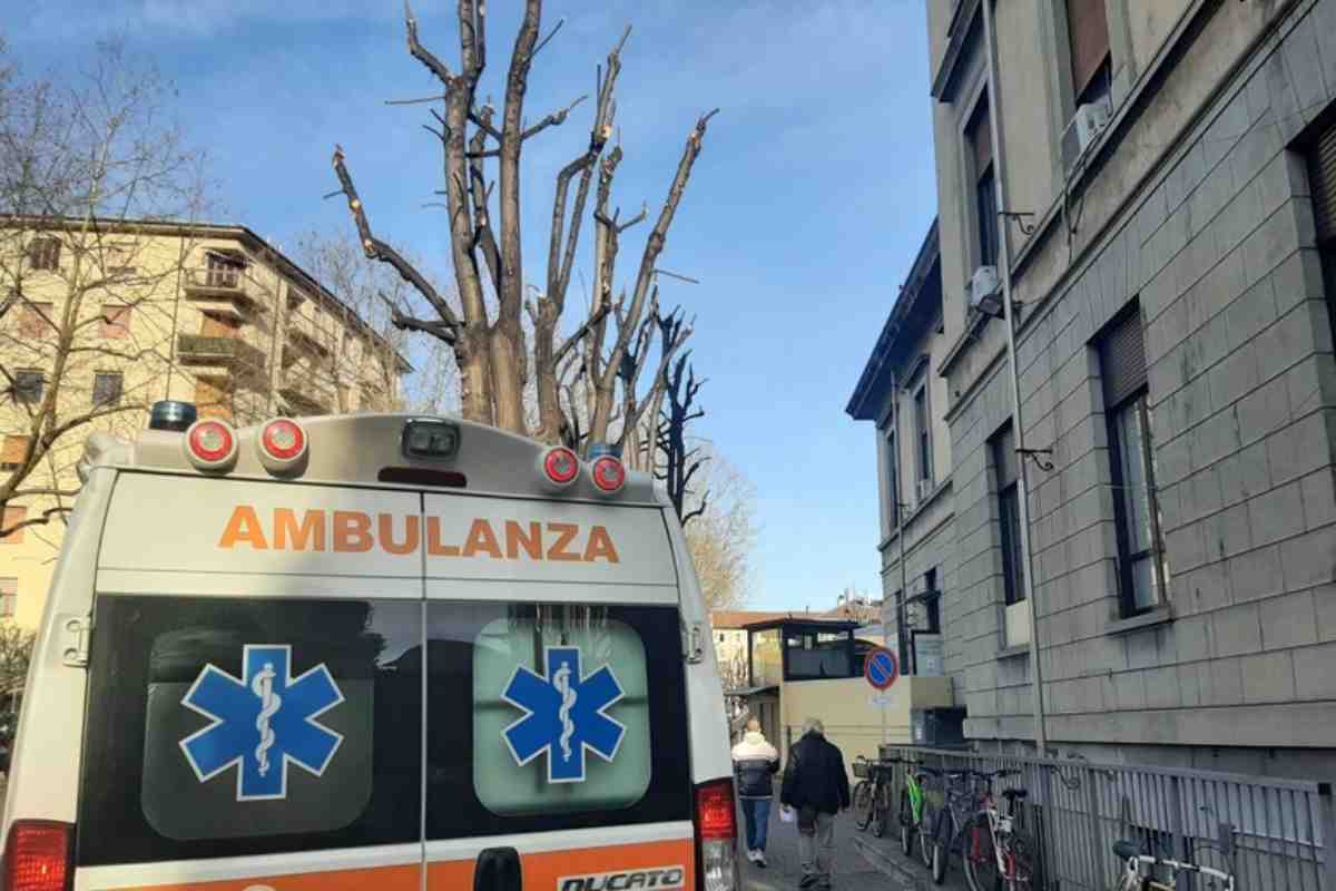 Un'ambulanza parcheggiata nei pressi di un ospedale