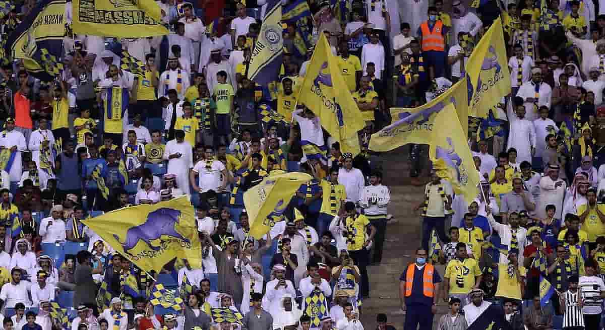 Tifosi di calcio allo stadio in Arabia