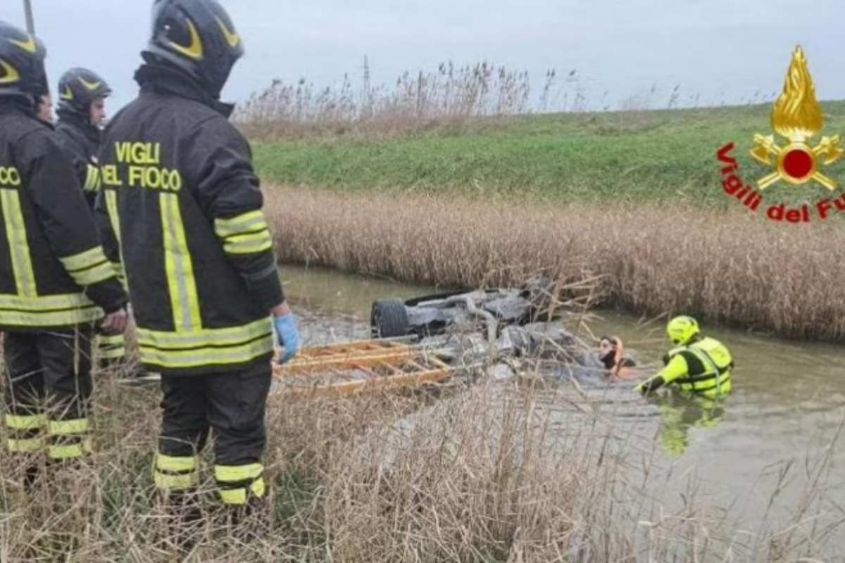 pompieri a lavoro per recuperare un'auto