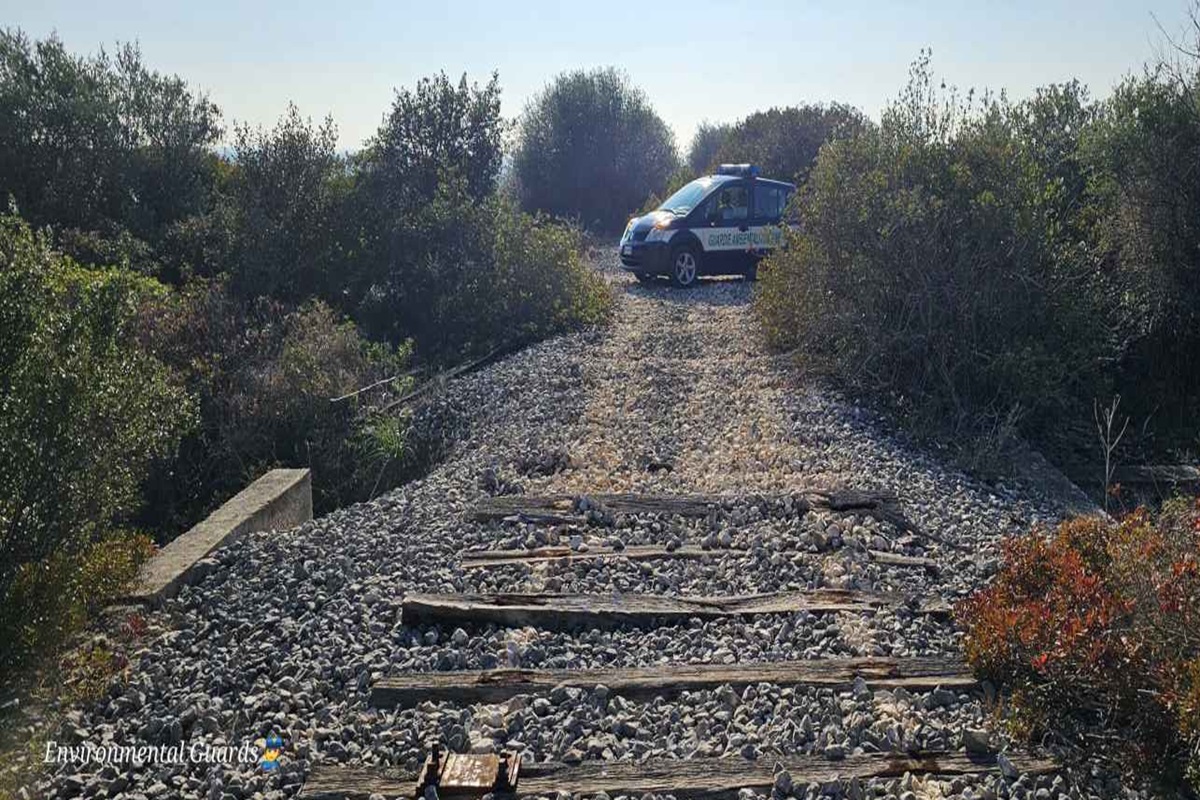 Le guardie ambientali scoprono che qualcuno ha rubato 70 metri di binari su una linea dismessa a Manfredonia