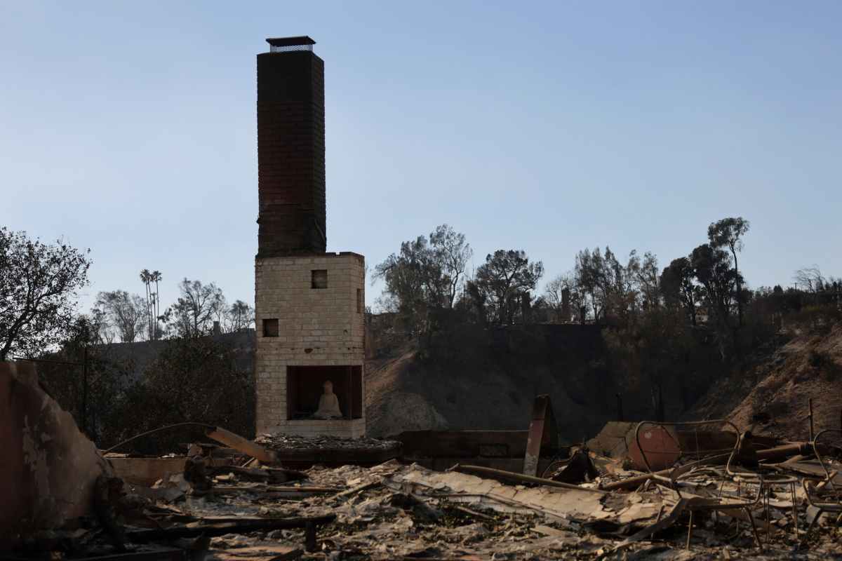 un camino tra le macerie di una casa a los angeles