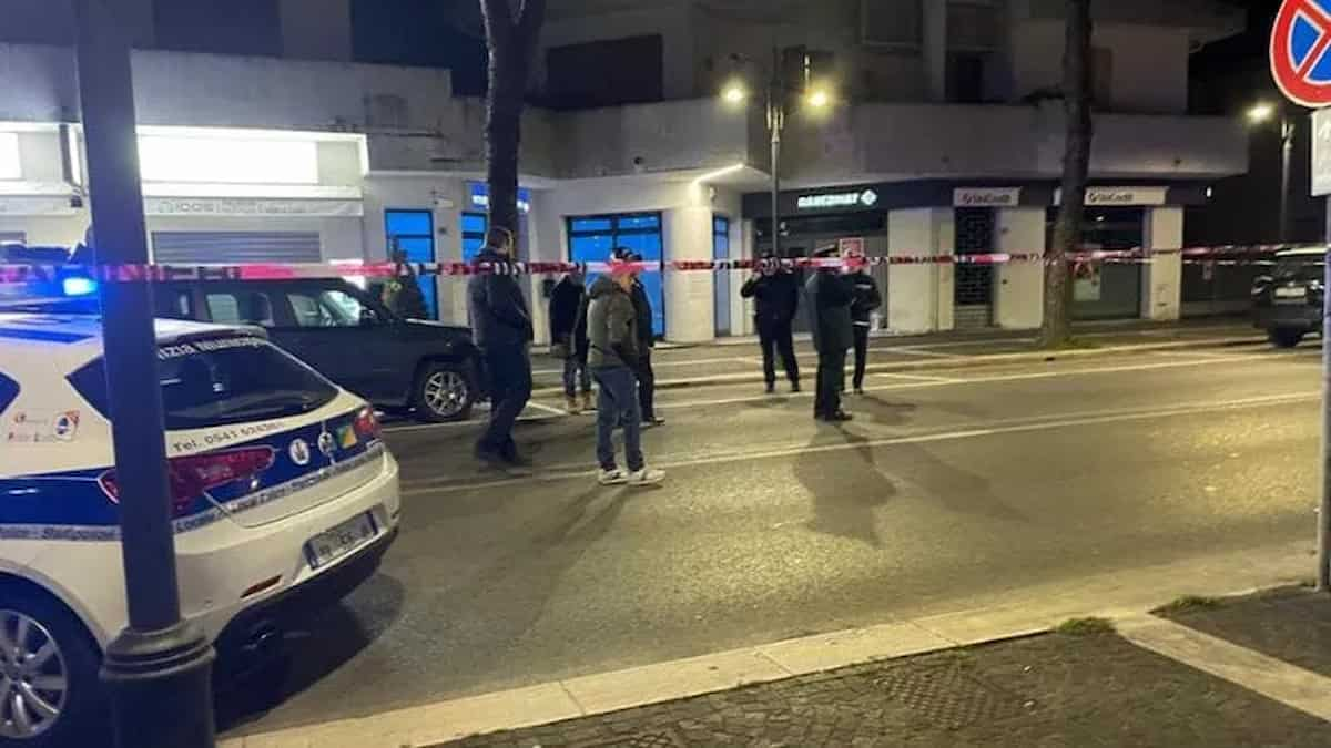 Disarmate i carabinieri: così potranno smettere di difenderci dai migranti violenti come a Rimini a Capodanno 