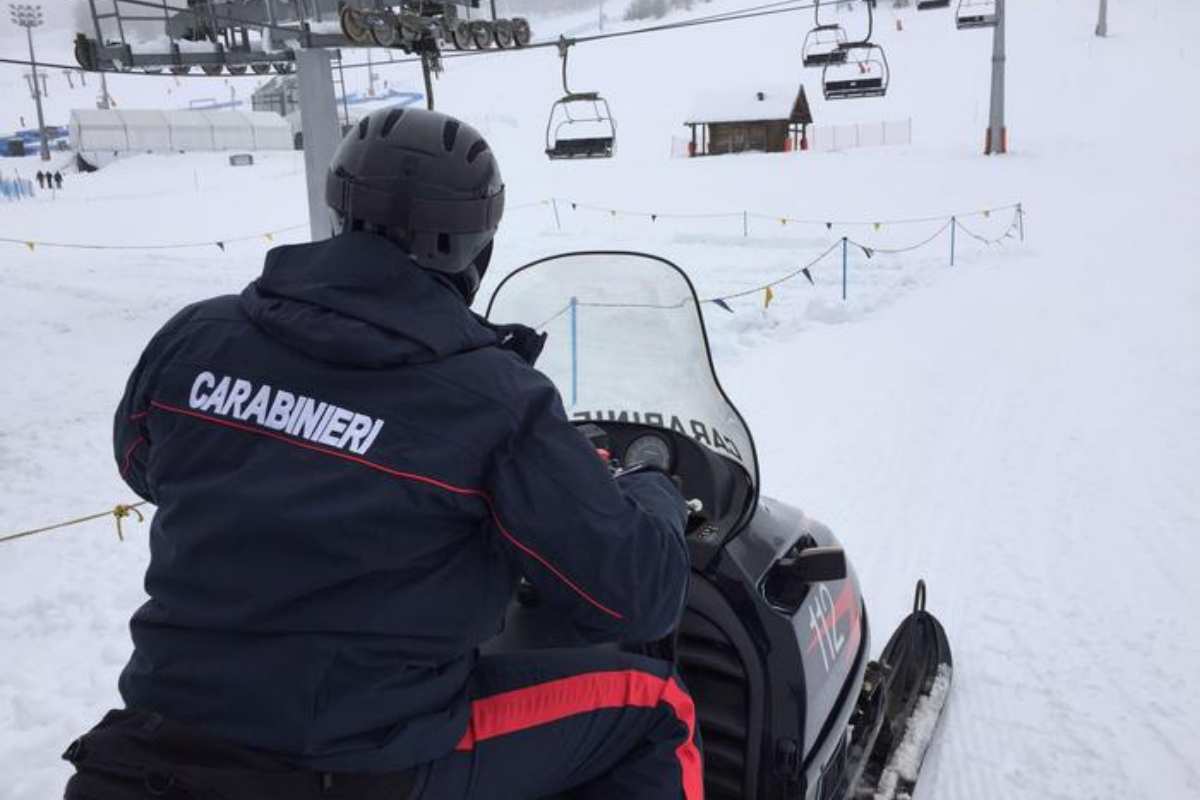 un carabiniere sulle piste da sci