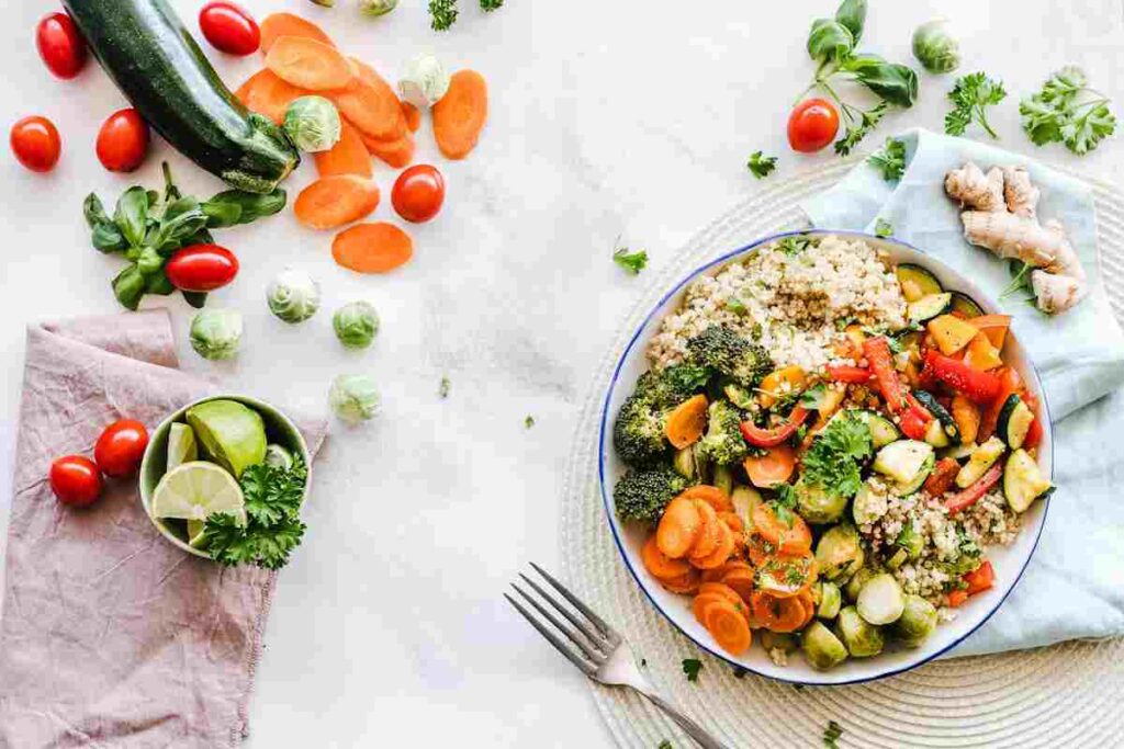 un piatto di alimenti sani come verdure