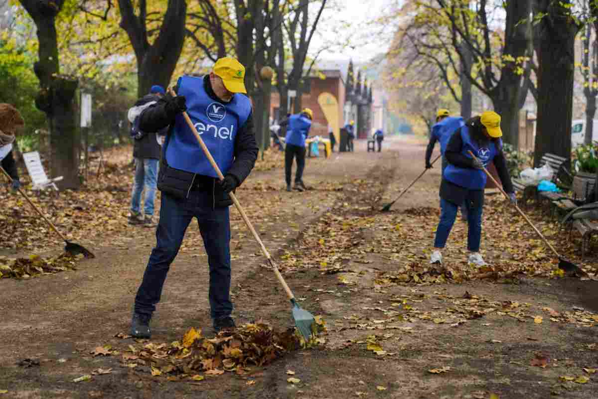 Volontari Enel puliscono un parco