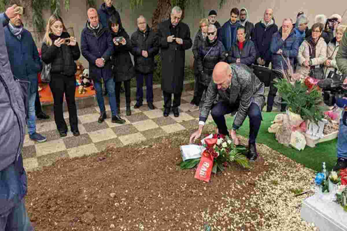 Il funerale a Bari per il neonato morto nella culla della Chiesa