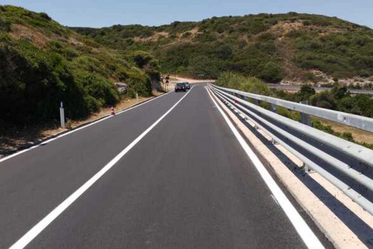 un guard rail in autostrada