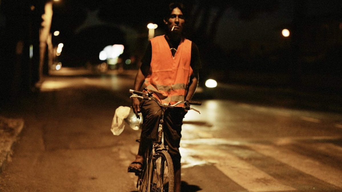 indiano latina in bici di notte