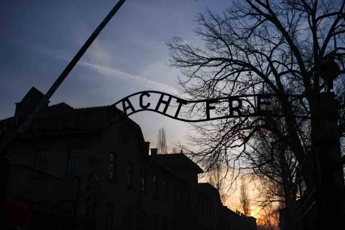 La scritta sopra il campo di Auschwitz