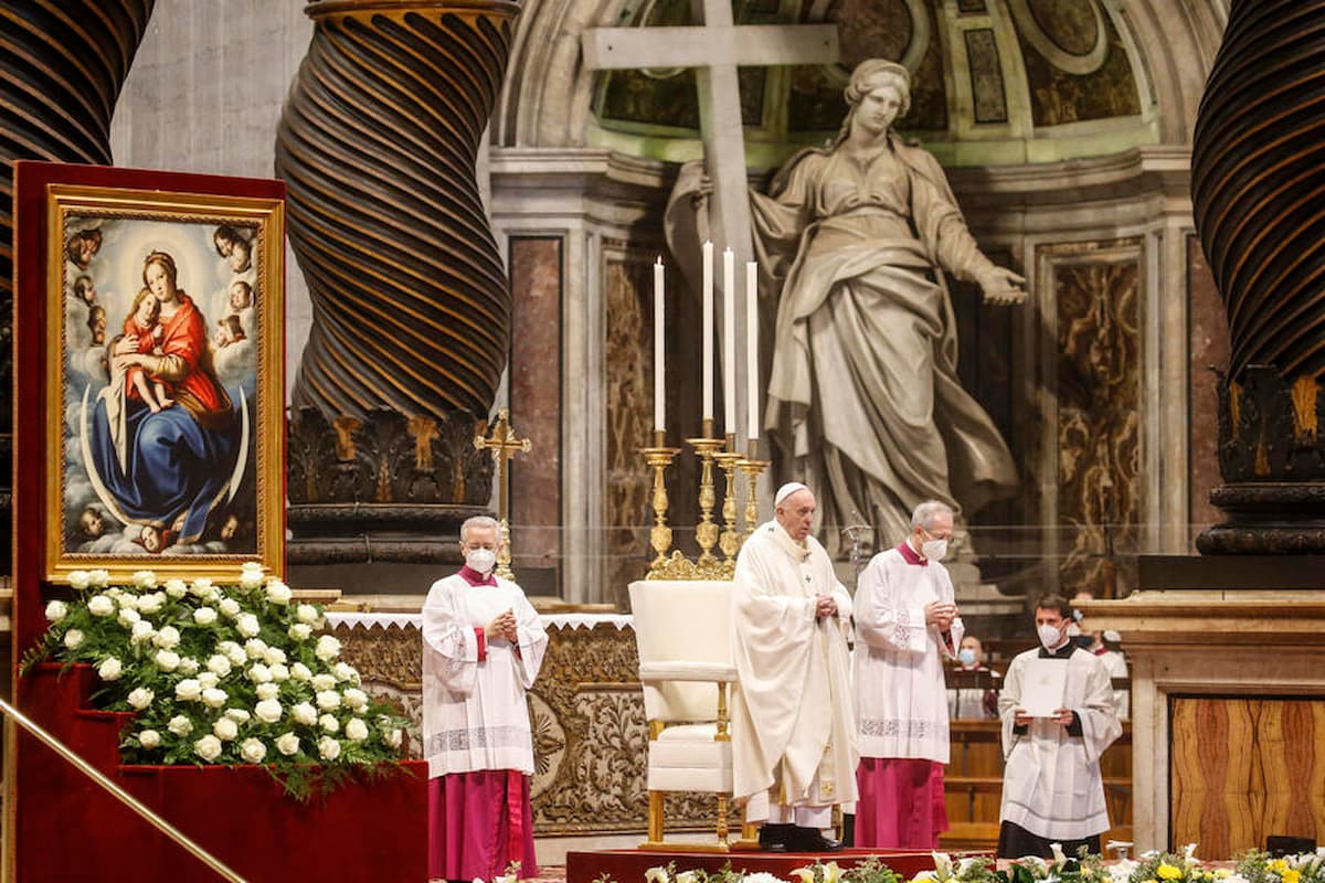 Papa Francesco nella chiesa di San Pietro