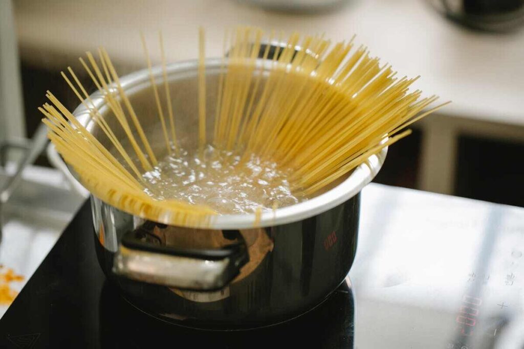 pasta in pentola con acqua che bolle