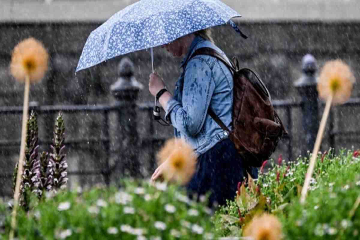 Uomo cammina con l'ombrello