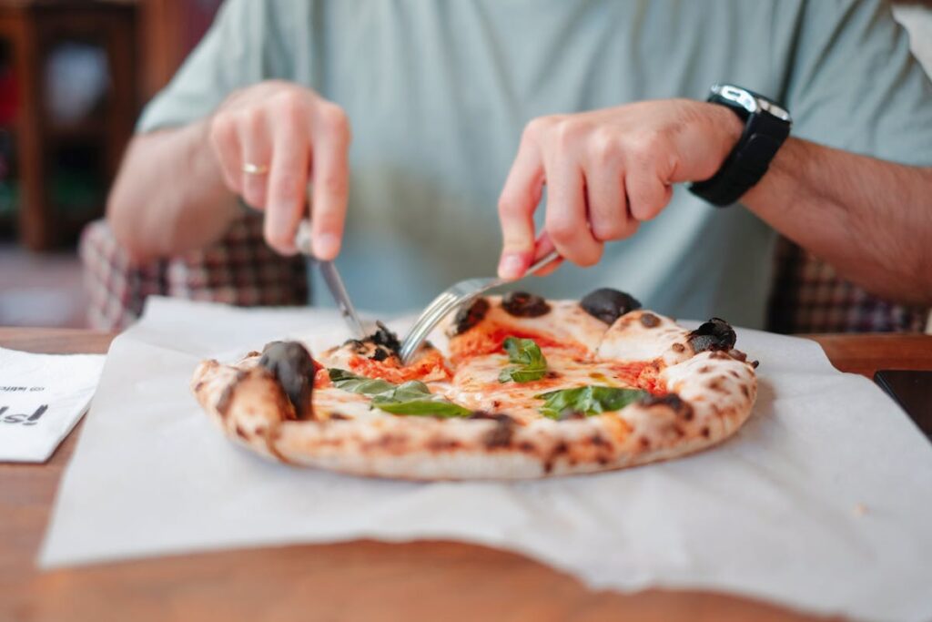 un uomo mangia una pizza napoletana