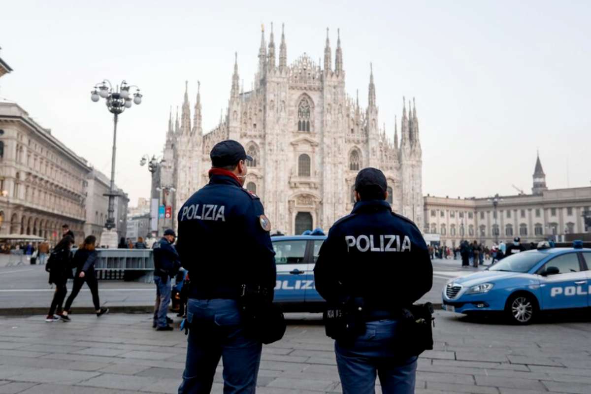 poliziotti davanti al duomo di milano