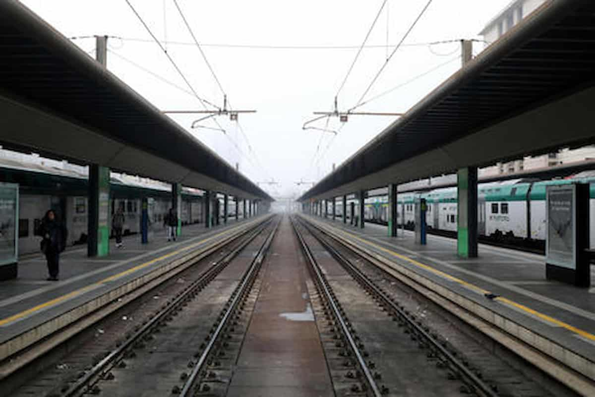 una stazione ferroviaria vuota