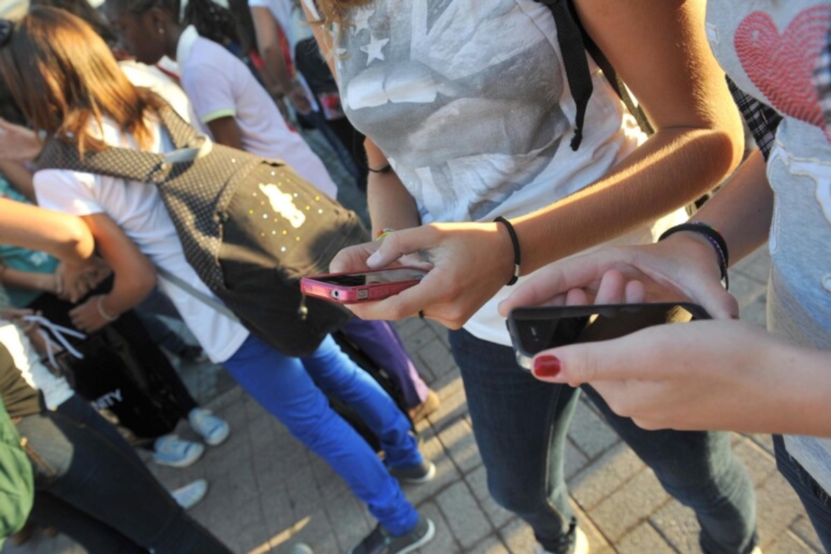 studenti con smartphone