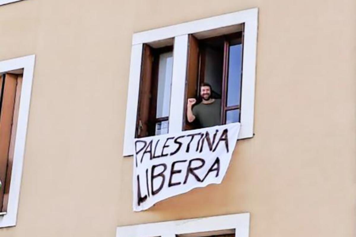 Giulio Tonincelli e lo striscione per la palestina